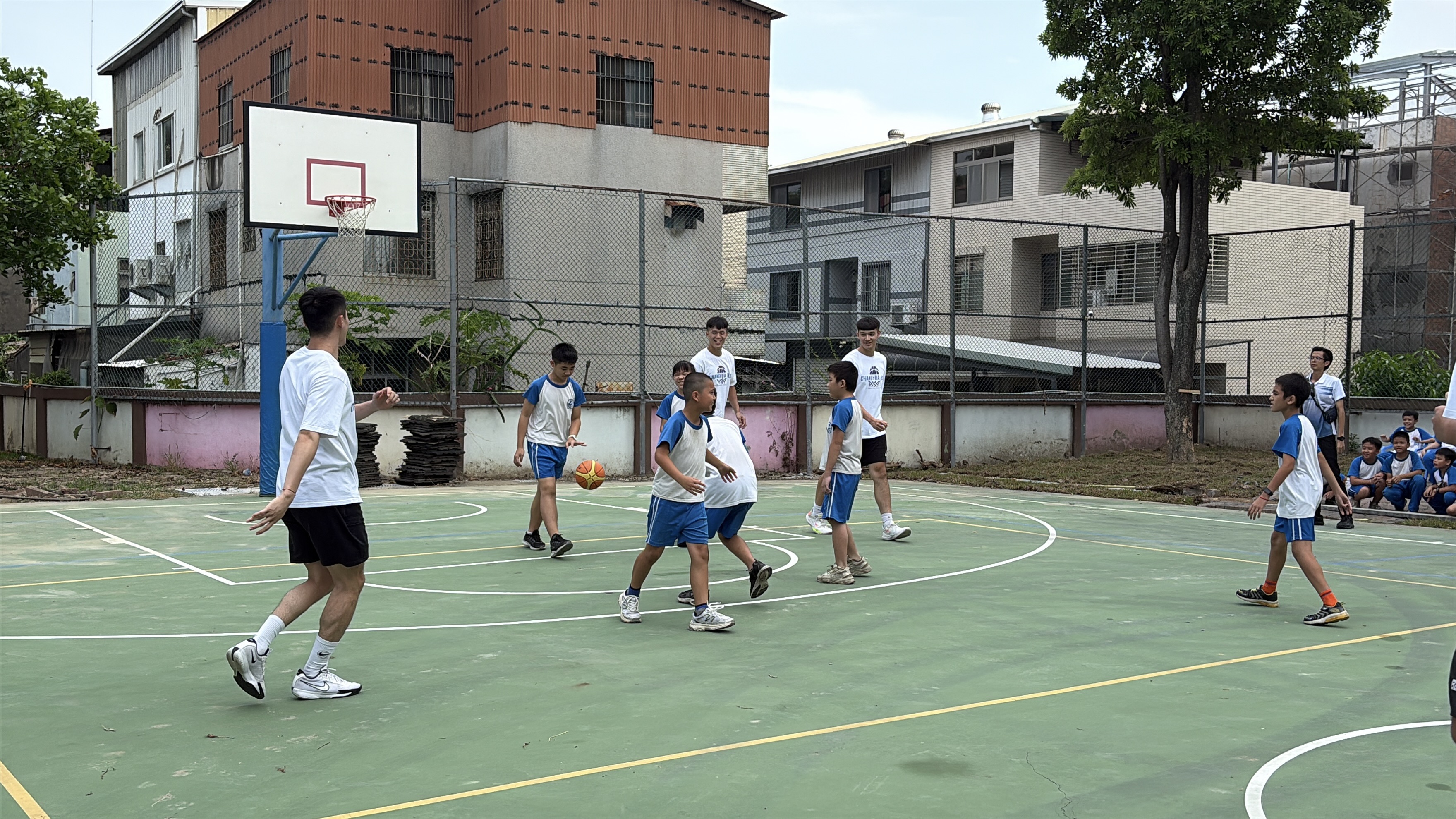 (有影片)/璞園柏力力籃球隊進校園 國聖國小師生嗨翻籃球公益日 - https://www.watchmedia01.com