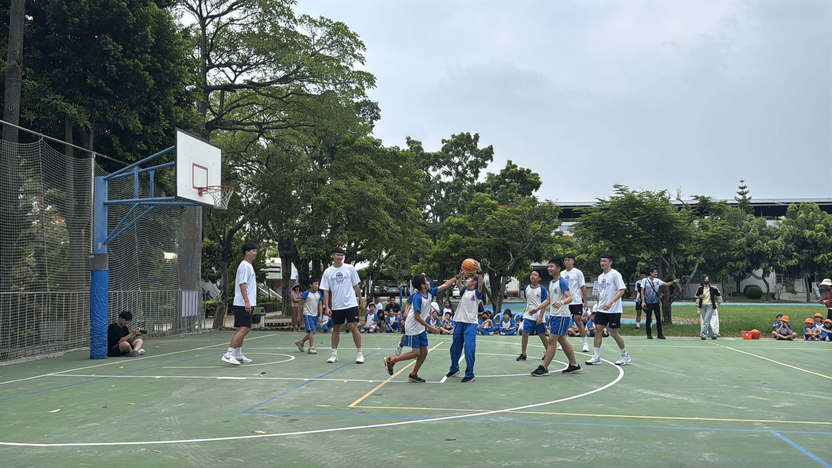 (有影片)/璞園柏力力籃球隊進校園 國聖國小師生嗨翻籃球公益日 - https://www.watchmedia01.com