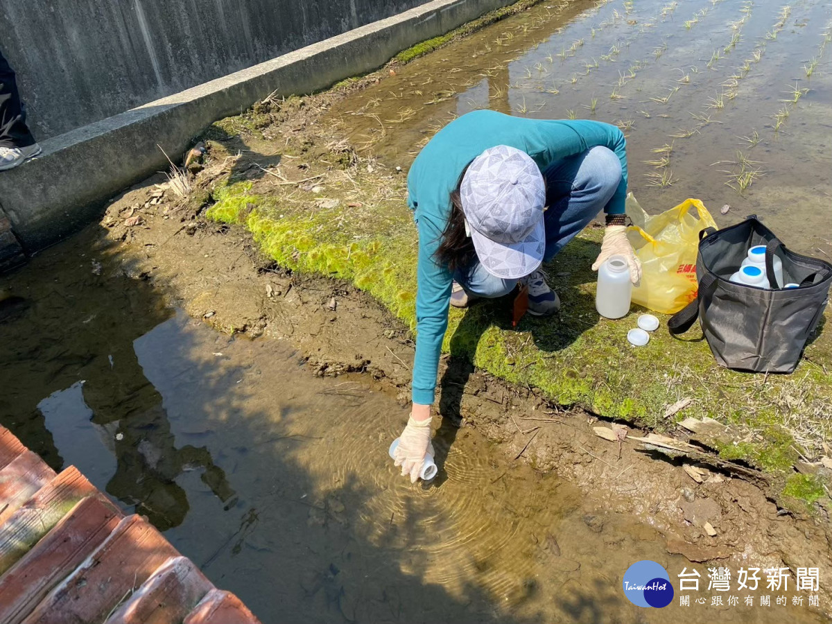 渠道水質採樣作業。 3 底泥採樣作業 4 自動連續監測水質儀器