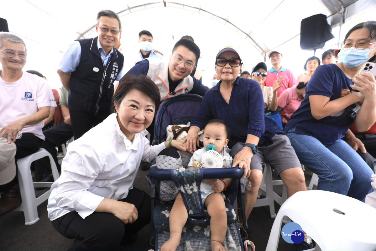 盧市長與民眾合影