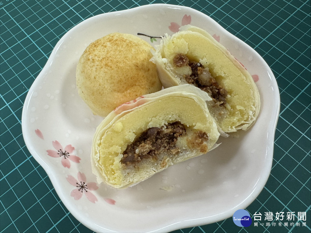 中秋月餅要適量，最好與親友分享。（南投醫院提供）