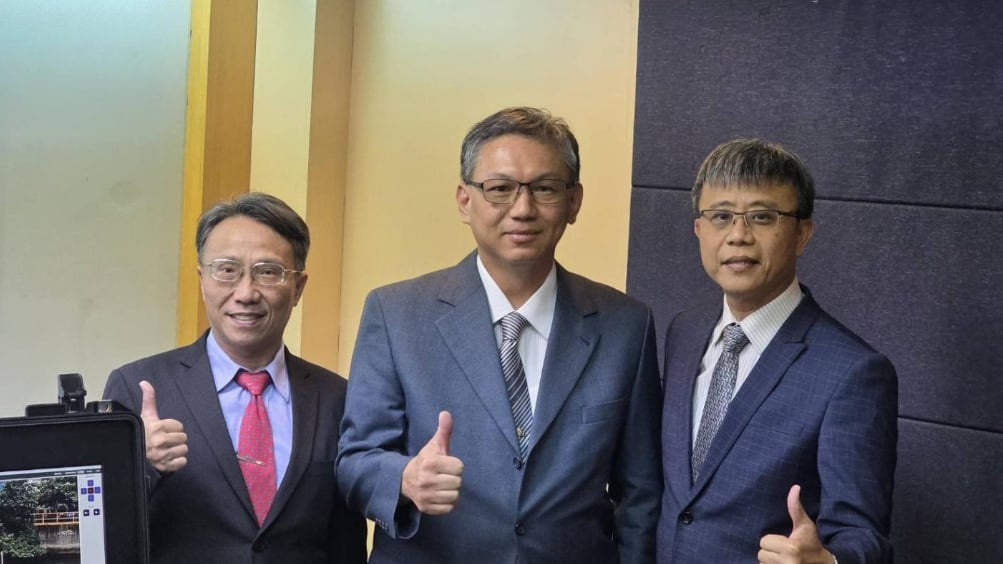 台船董事長陳政宏(中)證實「海鯤號」潛艦9月無法執行潛航測試。王烱華攝