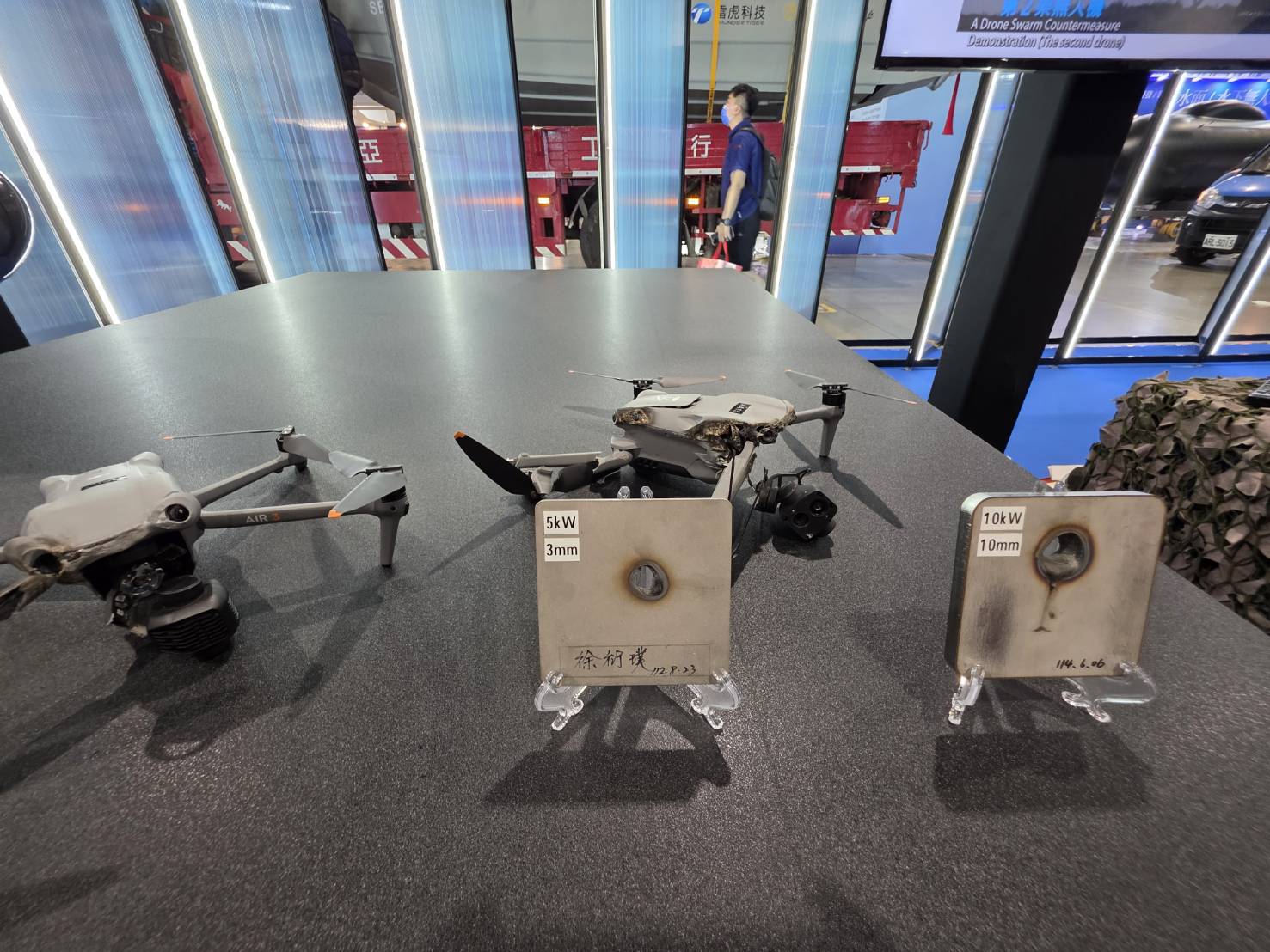 中科院高能雷射武器研發成果首度展示，可快速擊毀蜂群無人機。王烱華攝