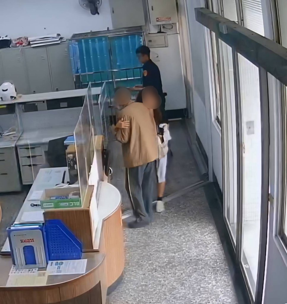 高雄楠梓女軍官派出所擁抱七旬翁-原因竟是這個
