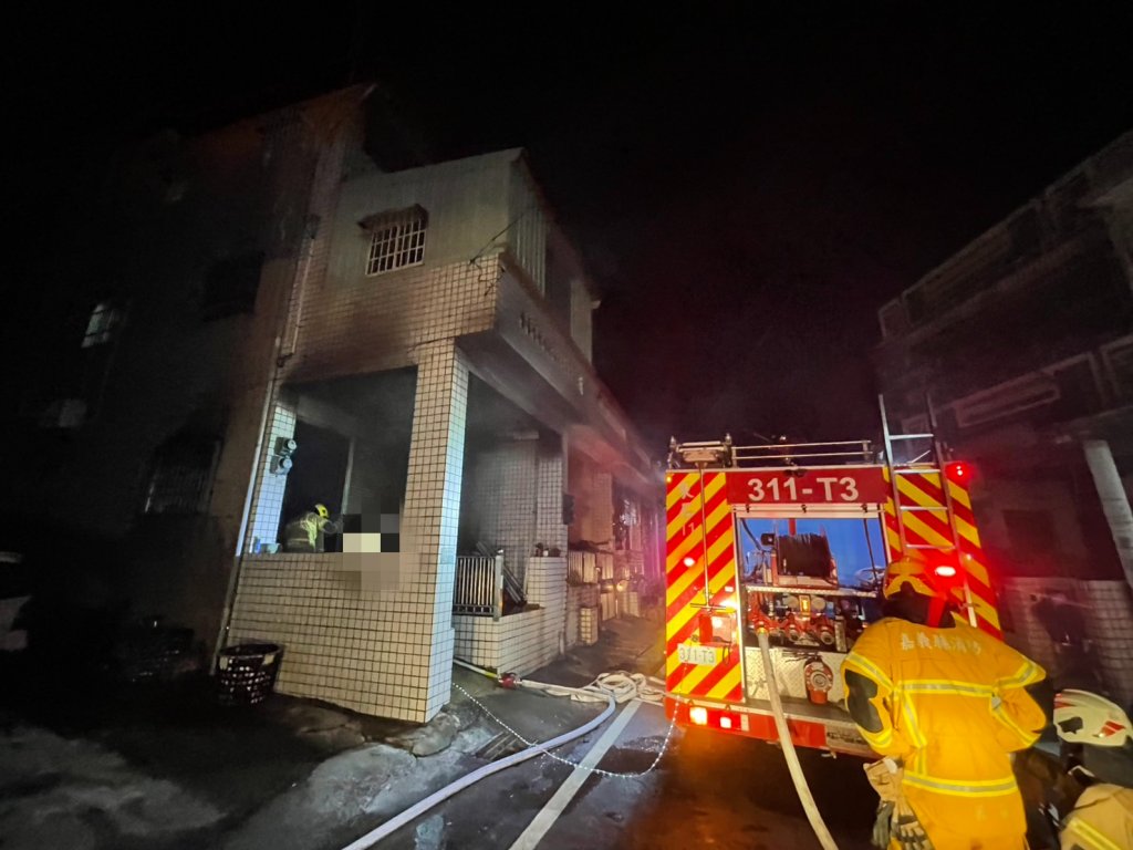 嘉義東石民宅火警! 8人脫困送醫