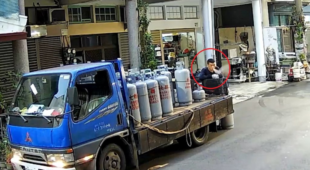 離譜!屏東男子駕貨車載送瓦斯抽煙 網友驚:移動式炸彈