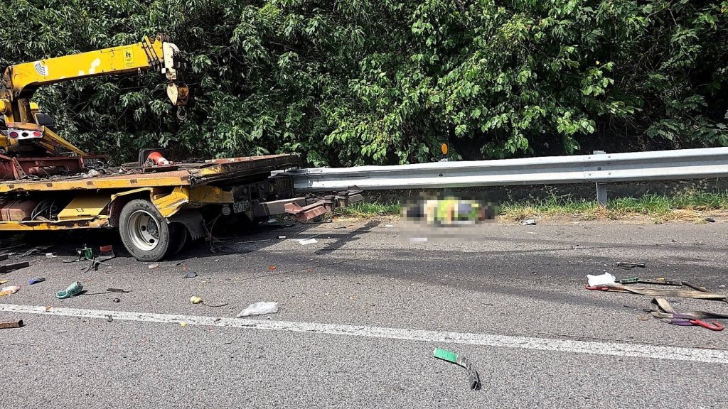 國道3號南下茄冬路段車禍! 大貨車撞翻1人倒臥路旁