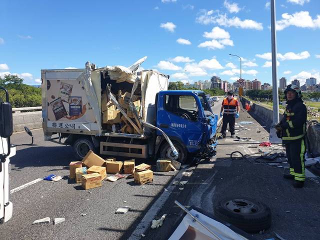 台北市水源快速道路今(17)日上午9時許發生1起自撞事故。