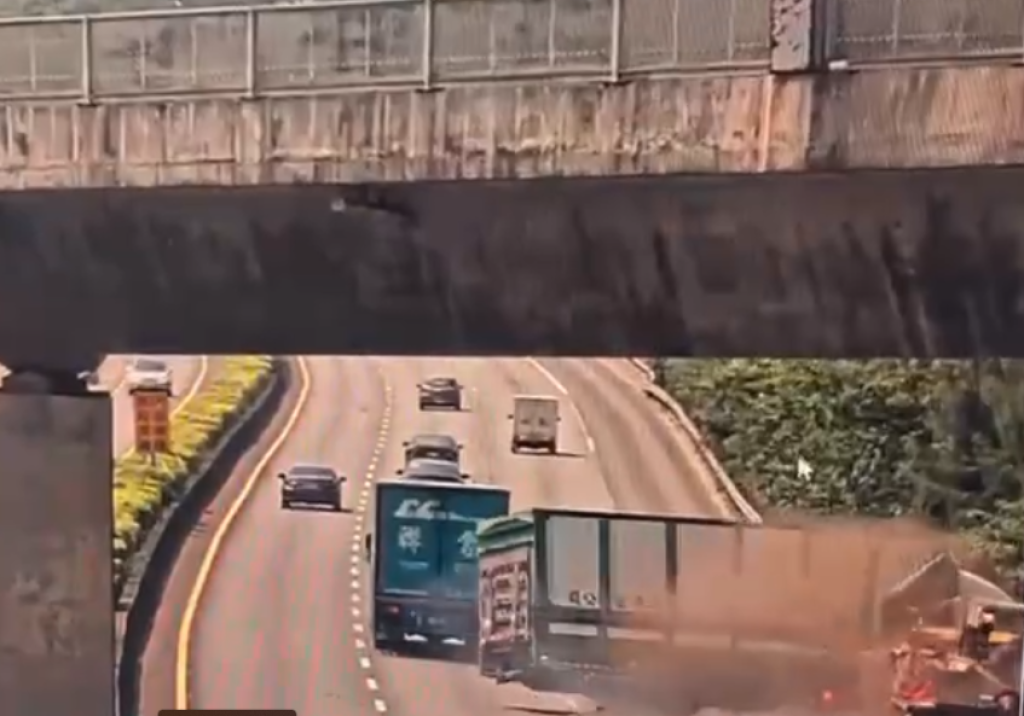 撞擊畫面曝光!國道3號拖吊車遭大貨車擦撞 駕駛撞飛傷重不治