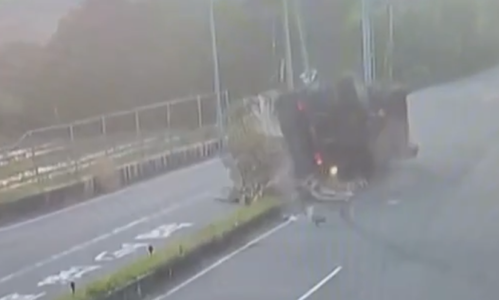 國道3號大山交流道大貨車自撞翻覆 貨物散落駕駛擦挫傷