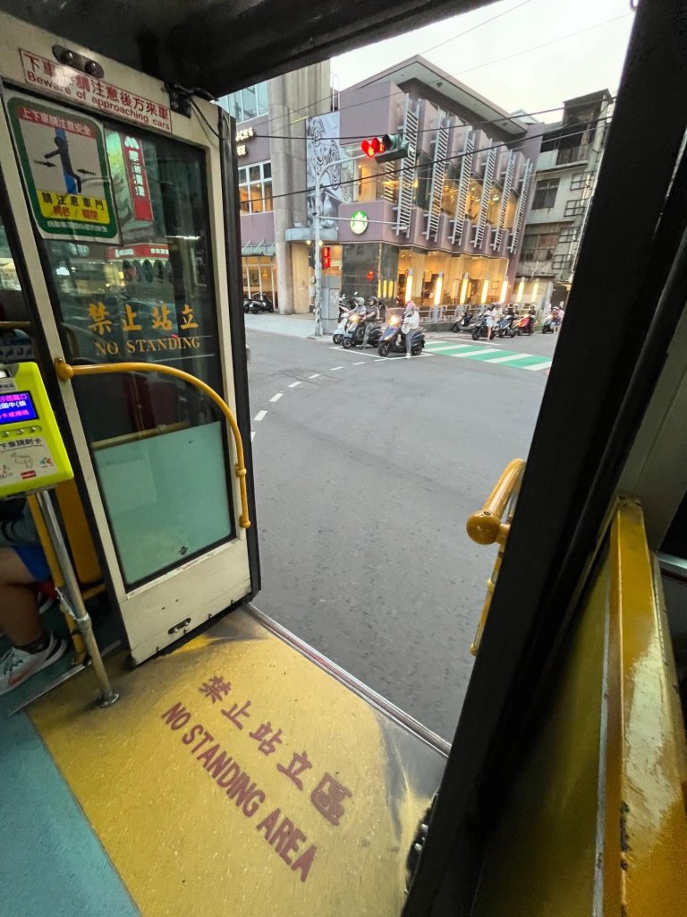 台中公車「大門開開」照瘋傳 網笑:乘客都練就生存技能