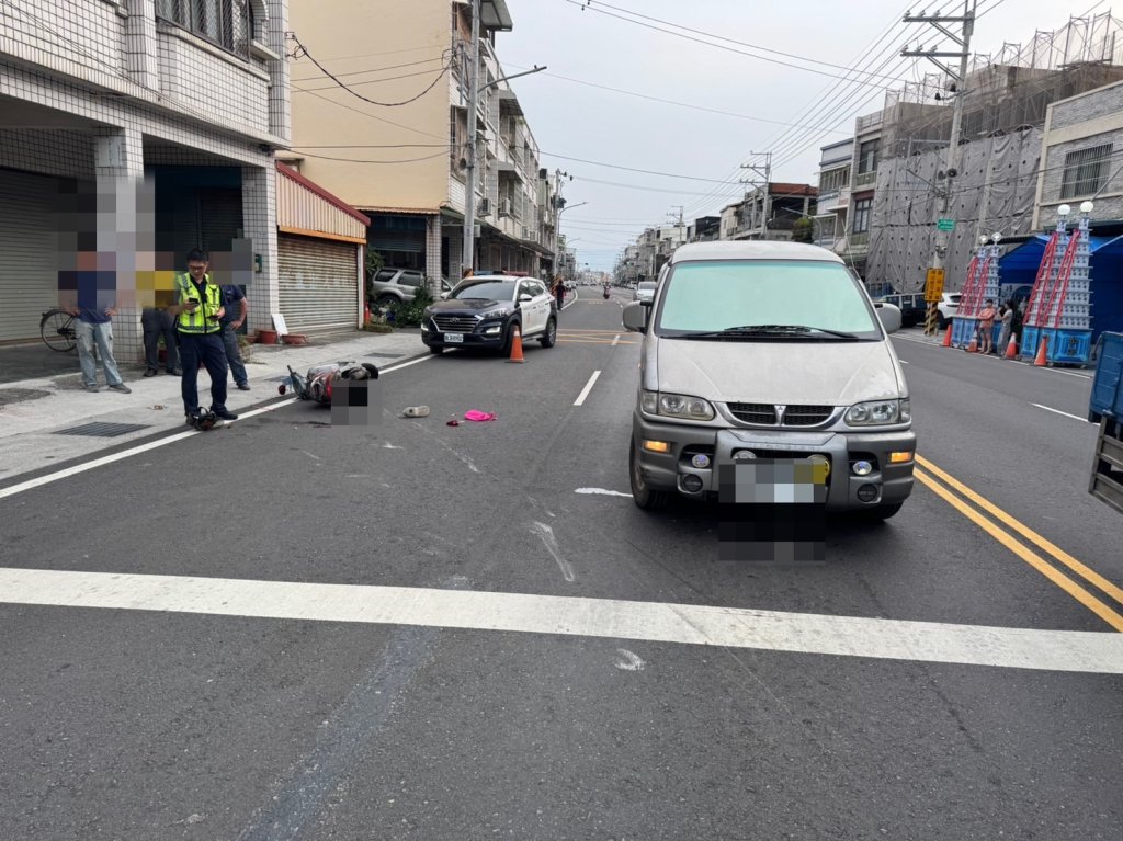 岡山死亡車禍!-54歲女騎士突逆向-自摔滑撞等紅燈轎車殞命