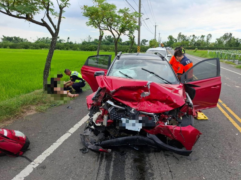 影/台南東山2車對撞!釀1死2傷…車內搜出毒品 車撞爛零件四散