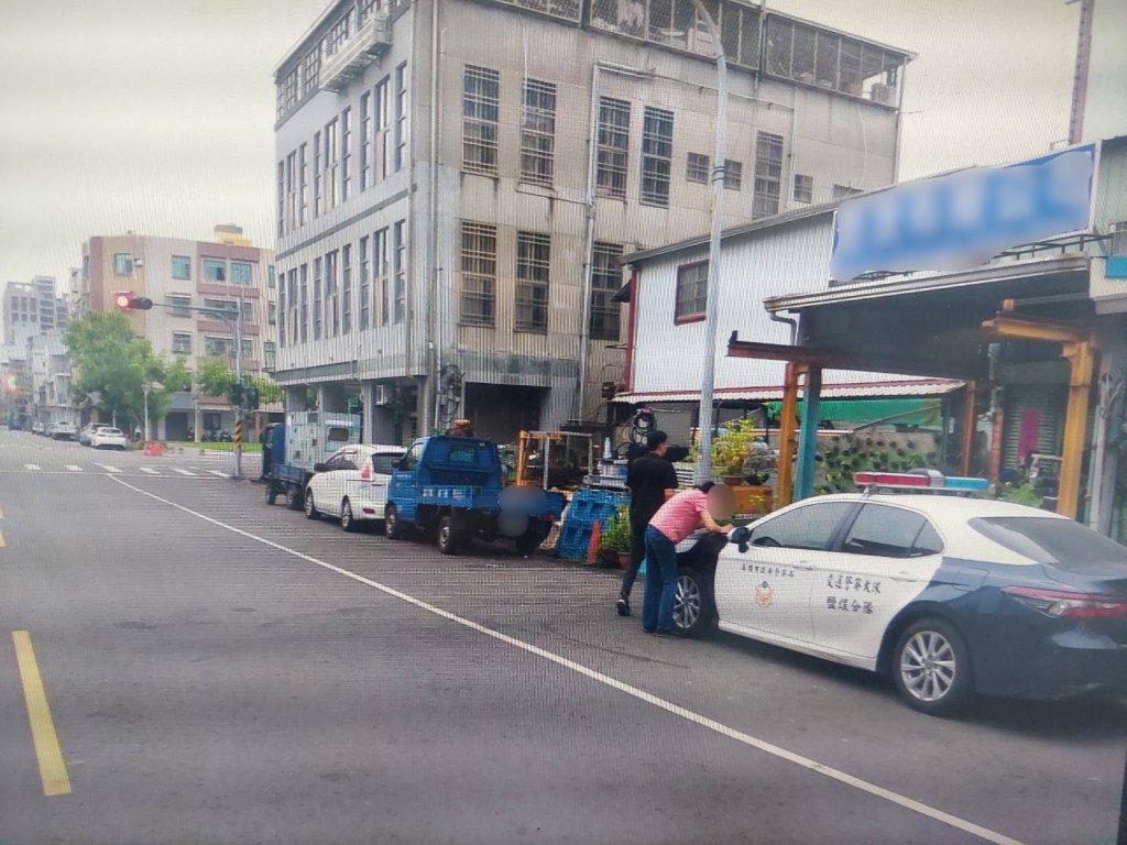 鹽埕連環車禍!轎車撞貨車又推撞轎車-肇事駕駛竟開溜