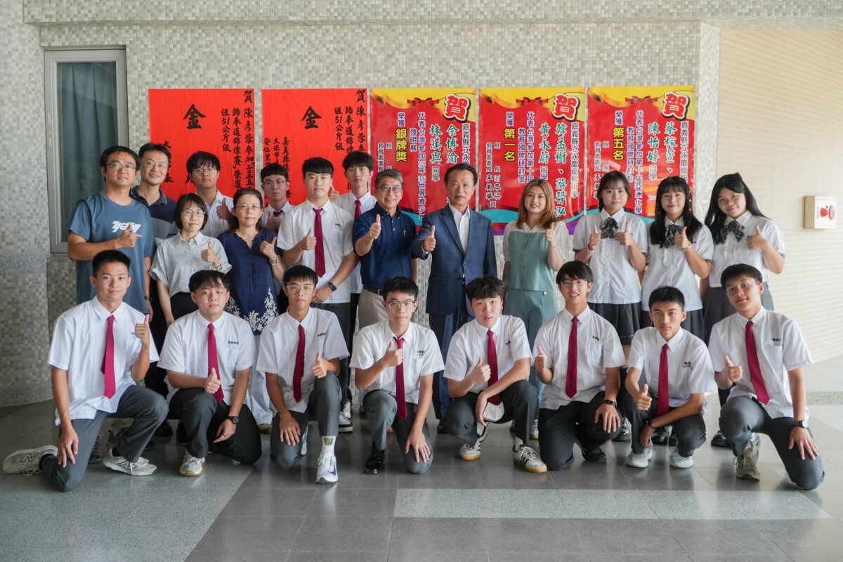 嘉義縣立永慶高中師生國際競賽捷報頻傳,翁章梁縣長親臨貼紅榜,鼓勵努力追夢。(圖/嘉義縣政府提供)