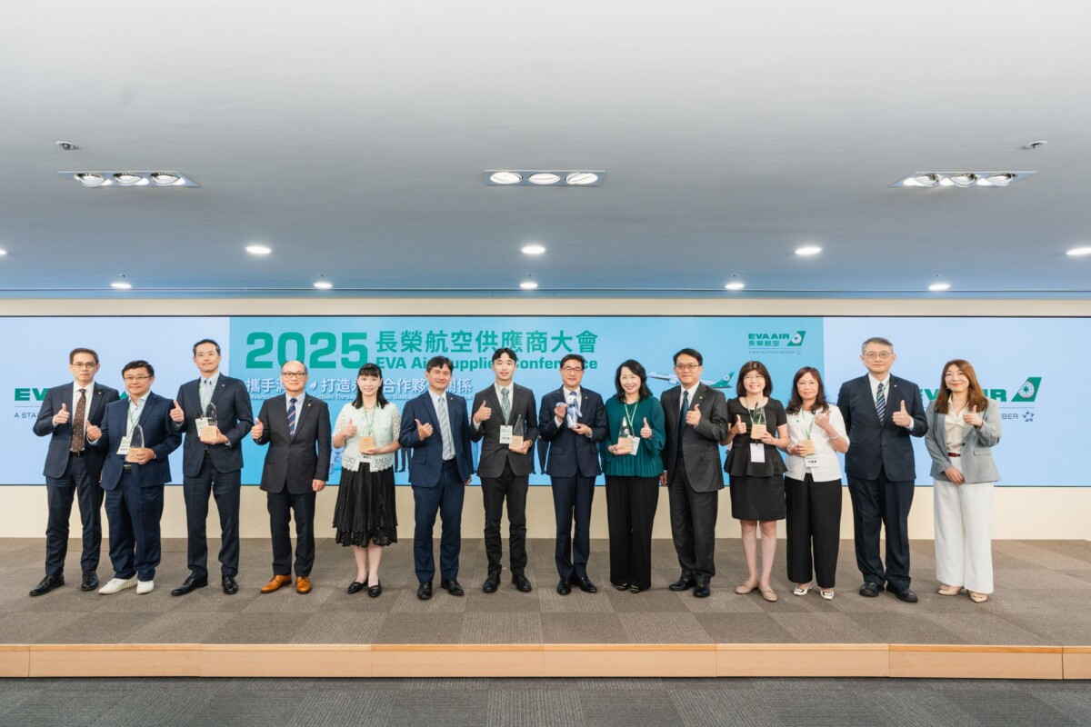 ▲圖說2:供應鏈綠色轉型是長榮航空推動永續的核心,經過專家評選,共有7家優良企業脫穎而出,廖至維首席副總經理(右7)頒發獎項並贈送機票以資鼓勵。(記者 李堂安 翻攝)