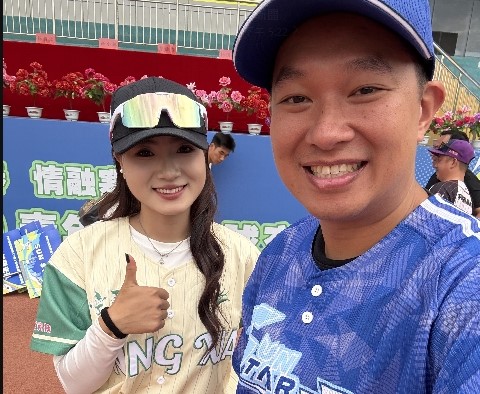 ▲左為寧夏棒壘球協會隊馬曉梅 右為Sun Star榮譽領隊蔡肇洋 (記者 李堂安 翻攝)