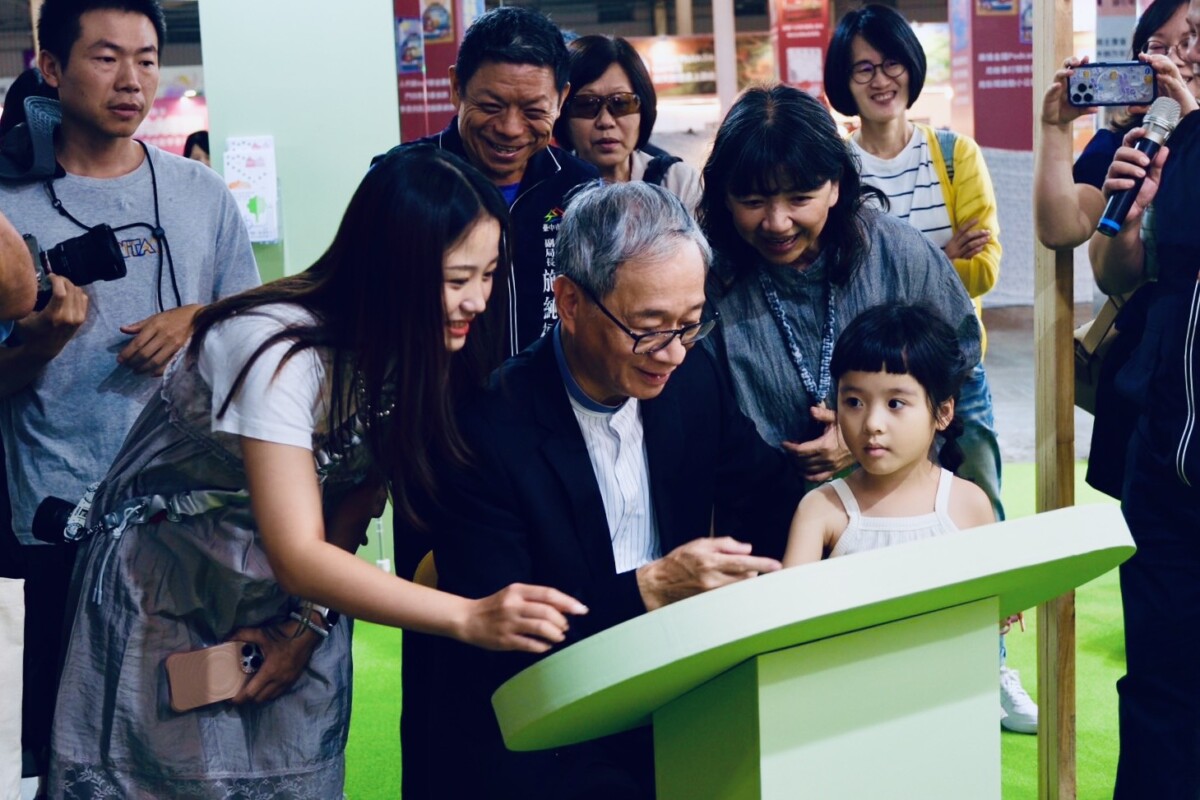 ▲文化部長李遠體驗台中館的互動裝置「書頁裡的奇幻旅程」。(圖/記者顏淑娟翻攝)