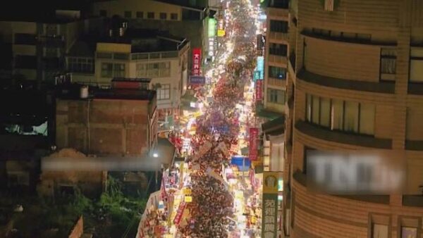 每年苗栗苑裡「鬼門關夜市」開幕,朝聖人潮人山人海。圖/業者提供