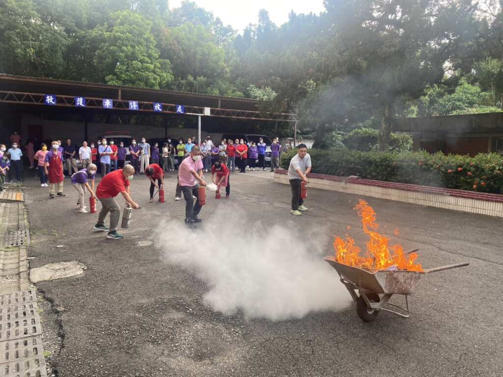 ▲為強化員工及住民的消防安全意識與應變能力,彰化榮譽國民之家於16日舉辦下半年度消防自衛編組演練。(彰化榮譽國民之家提供)