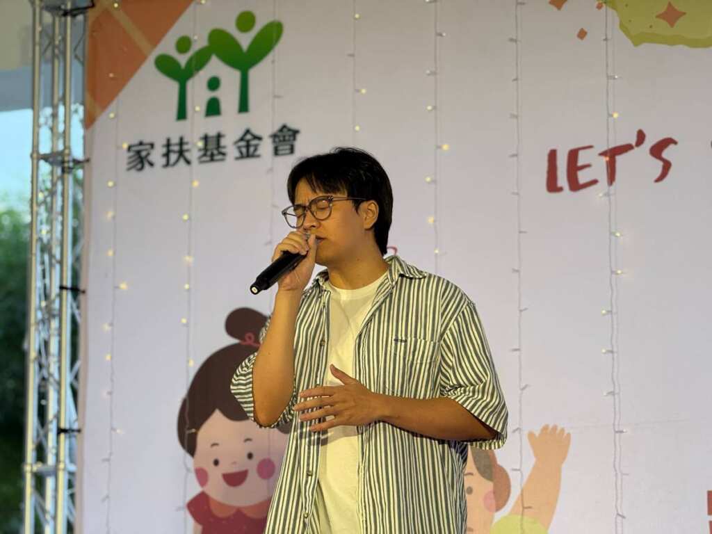 ▲一線歌手鄭可強二度擔任評審 熱情獻唱鼓勵參賽選手 回饋南投。(圖/南投家扶中心提供)