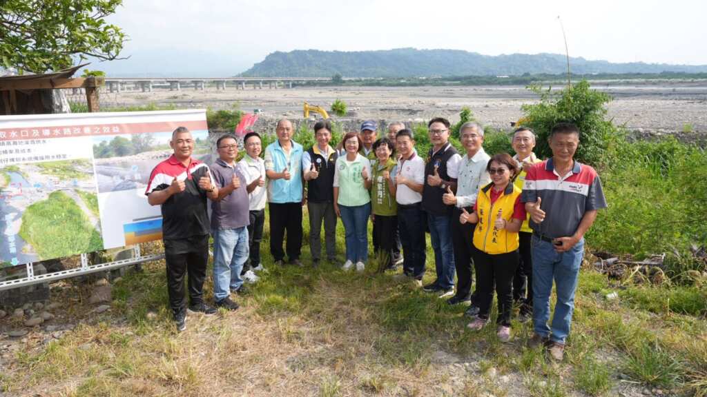▲彰化縣二水鄉莿仔埤圳導水路每逢豪大雨即遭沖刷潰堤,造成農田缺水無法灌溉,為解決長年問題,陳素月今日下午特別邀集兩大部會及地方政府,共同前往現地會勘,研商導水路改善方案。(立法委員陳素月提供)