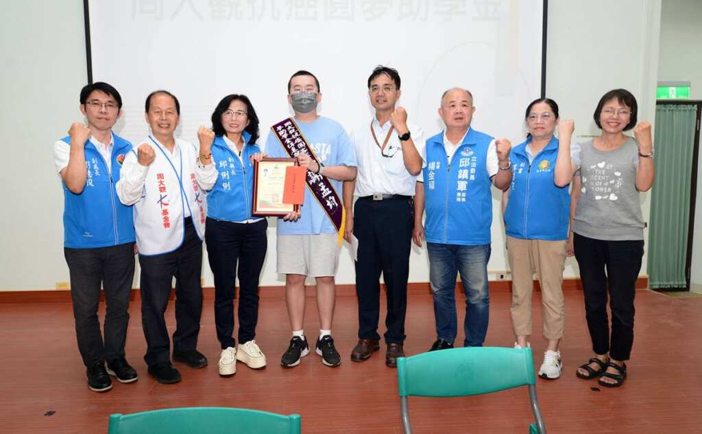 ▲周大觀文教基金會捐贈抗癌圓夢助學金鼓勵謝孟均。