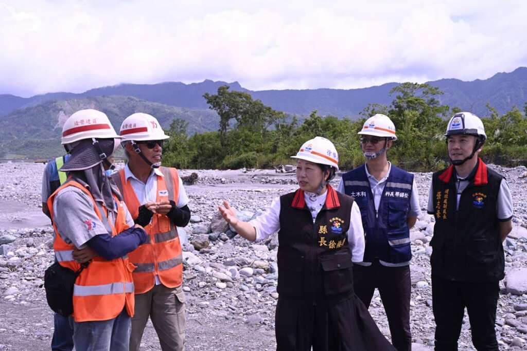 ▲徐榛蔚會勘南區橋梁重建工程,玉長大橋重建進度優於預期。