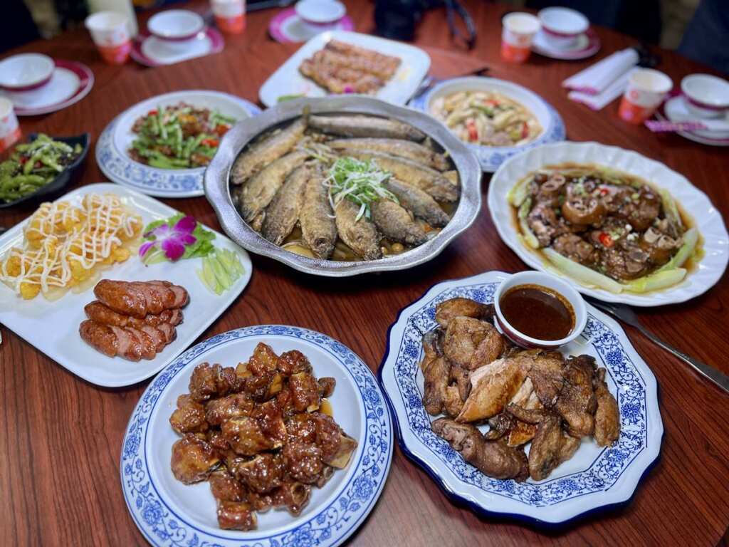 ▲台南新營山寨家庭餐廳-阿佑師,35年手藝打造在地創意合菜。(圖/蘇彩娥攝)