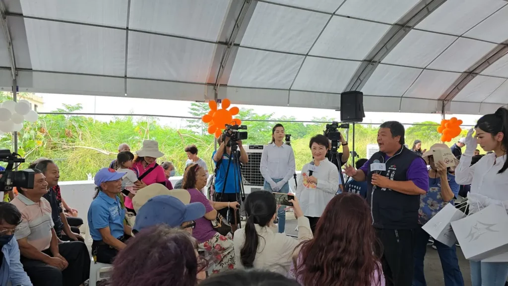 盧秀燕市長在致詞時,特別讚許頂街里陳武徹與山陽里黃冠陽二位里長積極爭取地方建設,呼籲現場里民以熱烈掌聲表達感謝與肯定。現場邀請黃冠陽里長與里民有獎問答。(圖/陳惠玲攝影)