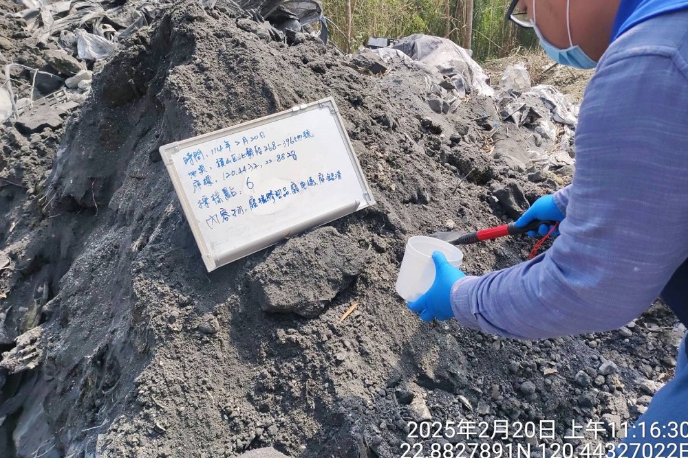 限馬頭山廢棄物921前完成清理 高市環保局:環團錯誤檢測恐造成恐慌 216 限馬頭山廢棄物921前完成清理 高市環保局:環團錯誤檢測恐造成恐慌 215