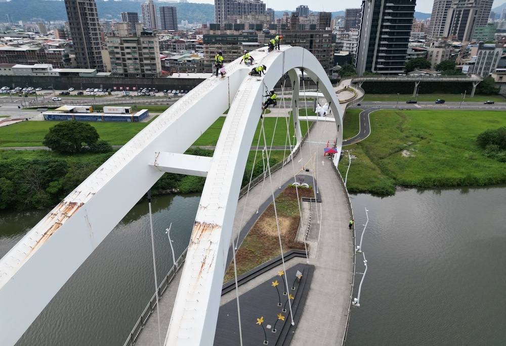 「蜘蛛人」20層樓高空銲道 高灘處動員專業技術員守護新月橋 221 248250917a05