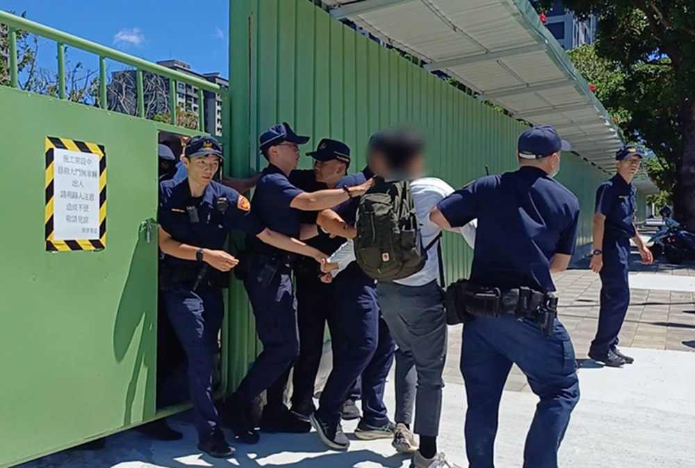 闖工地阻施工 淡水公七公園自救會員被警強制帶離 228 cnews204250917a07