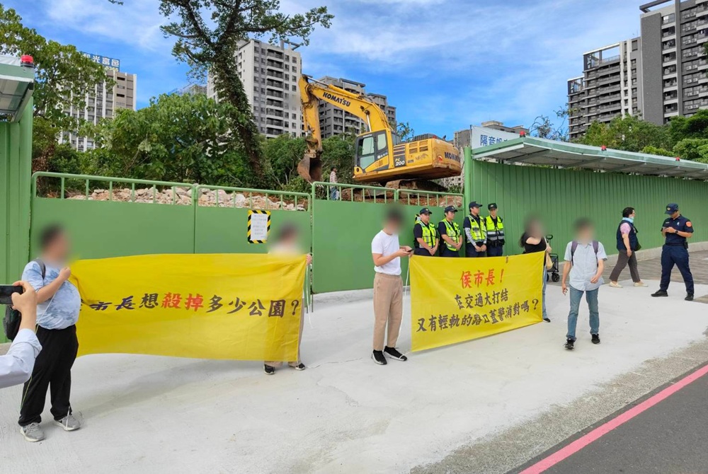 闖工地阻施工 淡水公七公園自救會員被警強制帶離 230 cnews204250917a06