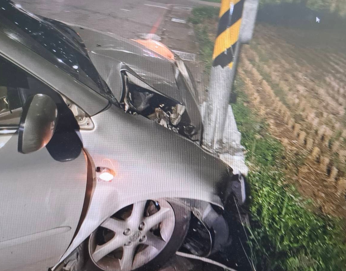 又是酒駕釀禍!中壢男酒後猛撞路燈 車頭撞爛幸無波及他人 63565fdw 3