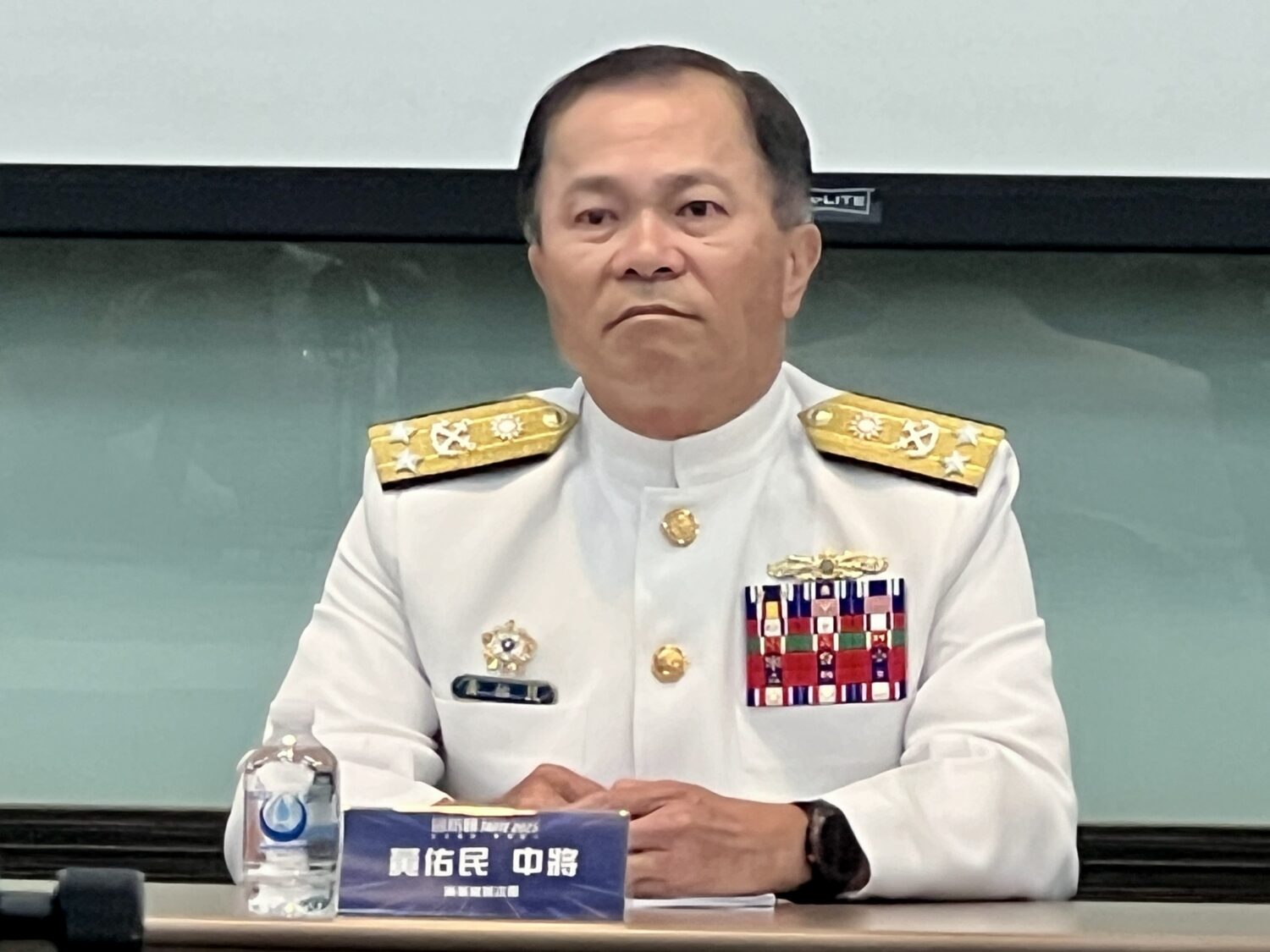 國防部海軍常務次長黃佑民中將主持「2025年臺北國際航太暨國防工業展」國防部展前導覽。(記者/司徒 攝）