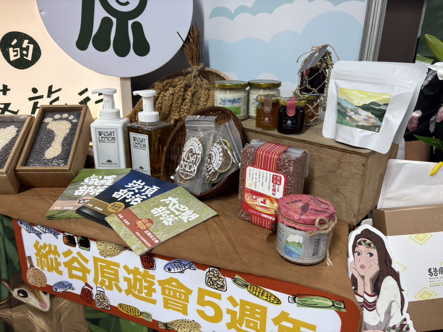 現場展示原民手作工藝品,十分具有族群特色。(圖/黃仁國會辦公室)