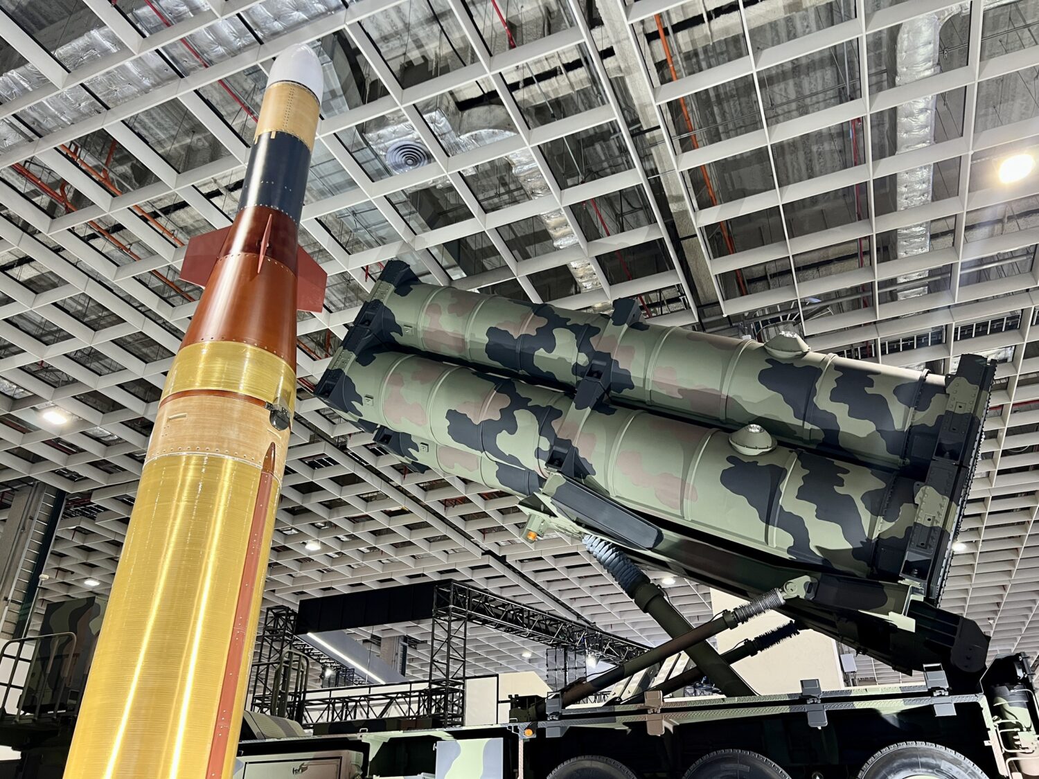 強弓飛彈及強弓發射架。(記者/司徒 攝)