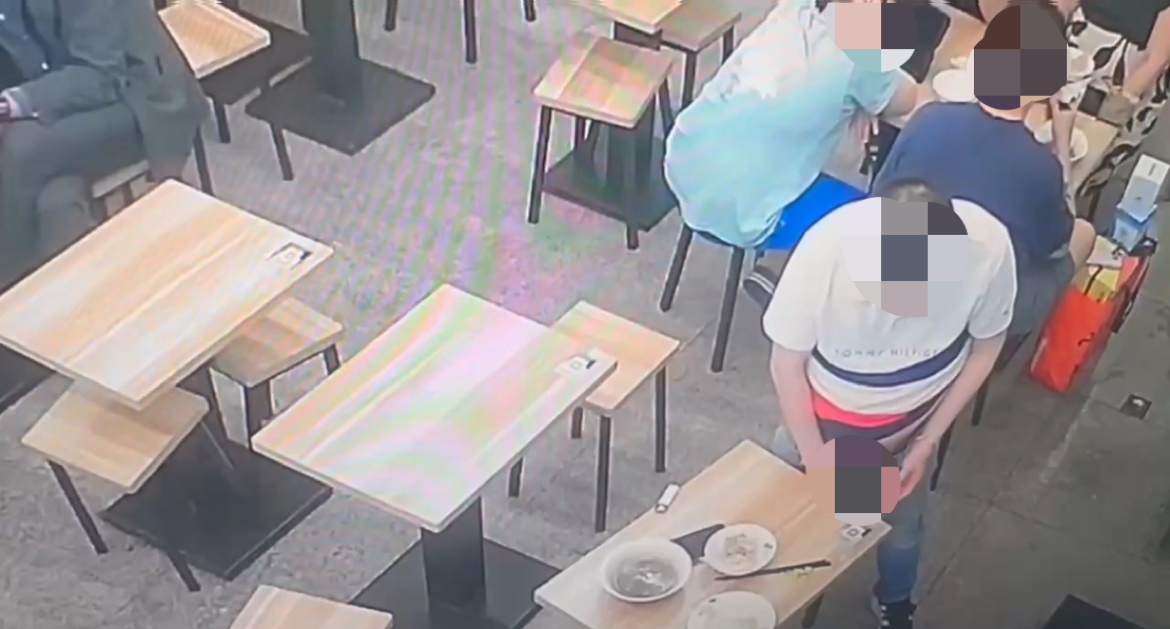 白色上衣王姓男子醉酒後至當歸鴨店消費,竟無預警掏槍狂尿30秒。(記者徐煜勝翻攝)