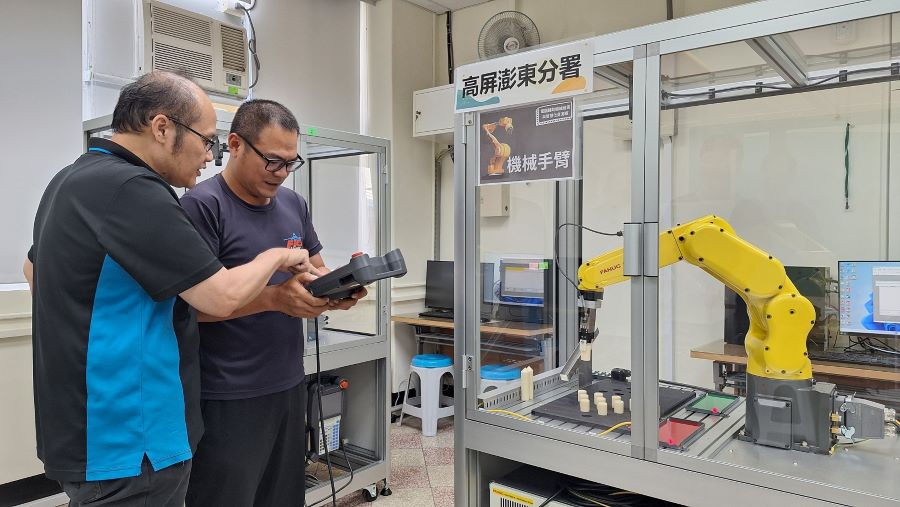 ▲老師指導學員操作機械手臂。