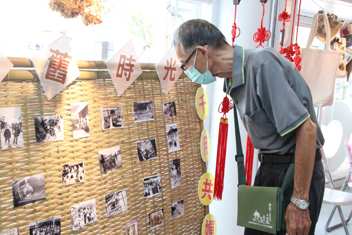 ▲「客廳裡的時光寶盒」分享長者回憶展覽,展出長者們繪置的立體繪本「時光寶盒」,並分享長者們錄製的podacst生命故事。(照片:記者劉芳妃攝)