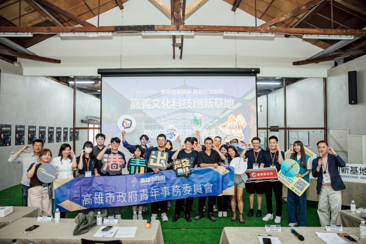 ▲嘉義縣勞青處處長陳奕翰(前排左八)於嘉義文化科技創新基地迎接高雄市政府青年局局長林楷軒(前排左七)及青年委員。