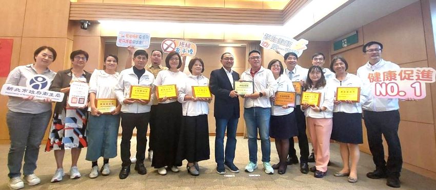 33校奪全國獎項 新北健康校園八連霸 全國唯一 1 《圖說》教育局長張明文〈右一〉偕團隊於市政會議-健康促進卓越學校暨特色學校獻獎。〈教育局提供〉