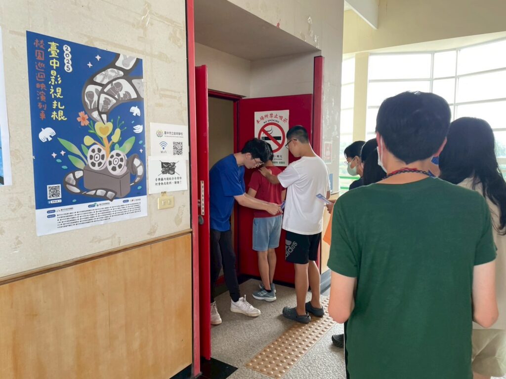 把電影的感動帶進校園 中市校園巡迴映演列車開進啟明學校 3 %E5%95%9F%E6%98%8E%E5%AD%B8%E6%A0%A1%E5%AD%B8%E7%94%9F%E9%AB%94%E9%A9%97%E5%85%A5%E5%A0%B4%E5%89%AA%E7%A5%A8