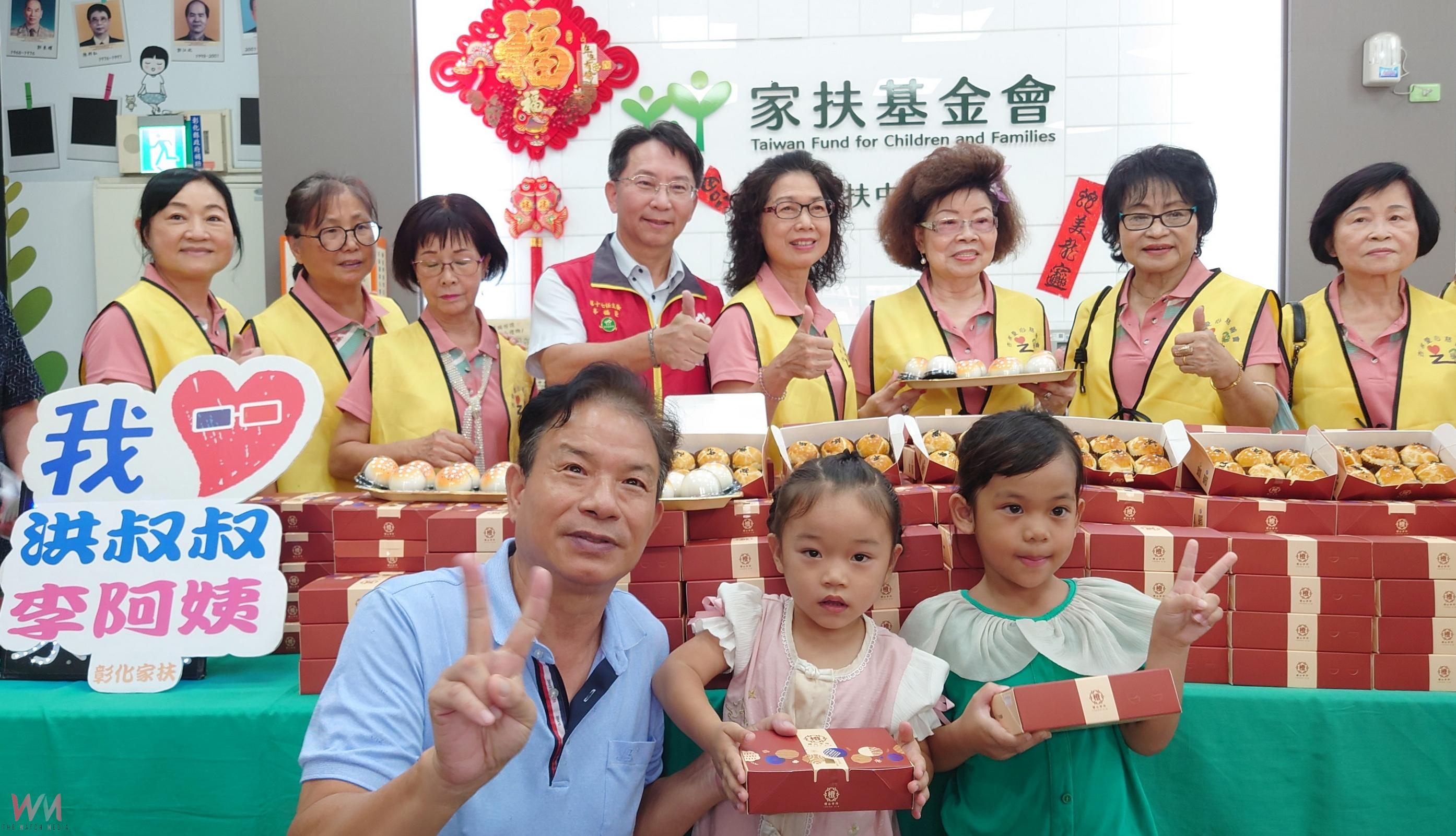 (有影片)/溫暖中秋!花壇泰豐洪添進捐339盒蛋黃酥給彰化家扶兒 - https://www.watchmedia01.com
