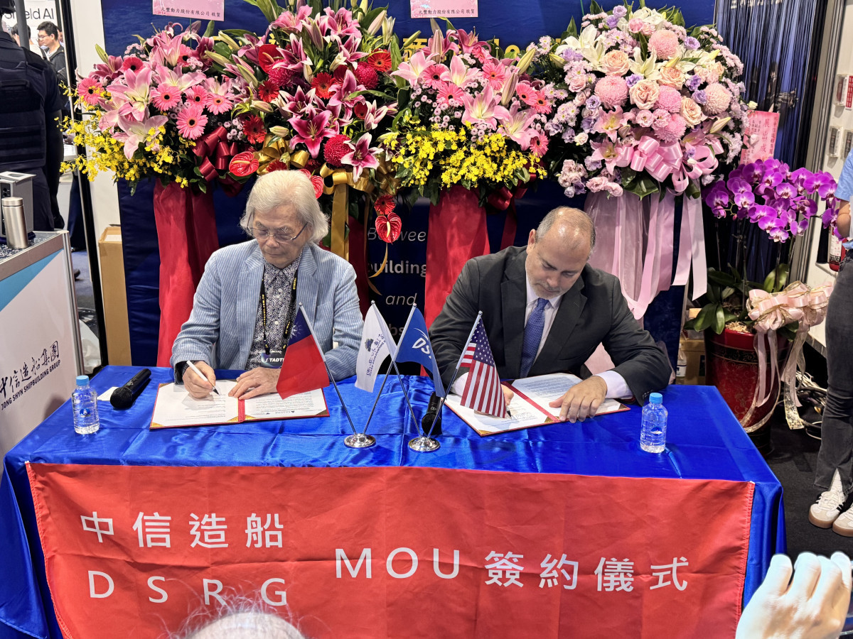 新晶投控促成美國 DSRG 與中信造船於TADTE簽署 MOU,左為中信造船董事長韓碧祥,右為DSRG董事總經理Edward Christian。(圖/新晶投控提供)