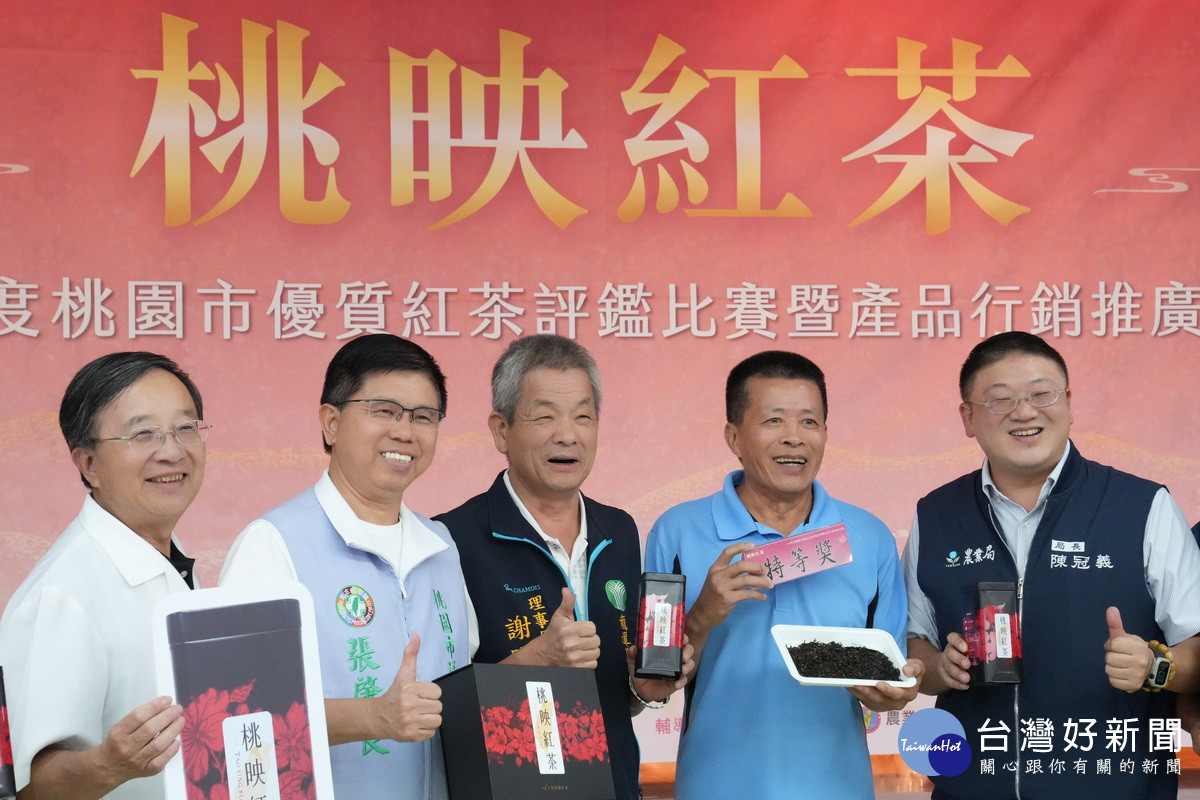 桃園市政府農業局長陳冠義恭賀獲得特等獎農友。<br /><br />