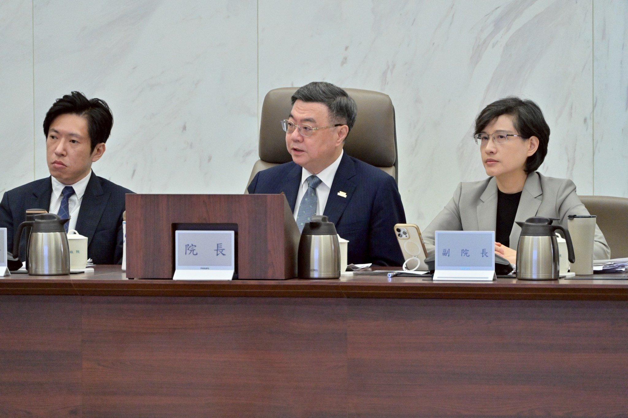 賴清德力拚有感施政,行政院今天端出1胎給10萬,明年元旦生效。圖為卓榮泰(中)、鄭麗君(右)及秘書長張惇涵(左)在行政院會。行政院提供