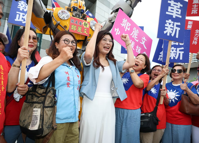 前國民黨立委鄭麗文(前左3)18日前往中央黨部登記參選,受到支持者熱情歡迎。中央社