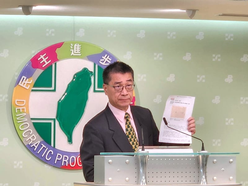 民進黨秘書長徐國勇17日拿出媒體刊登的蔣介石手稿,反問台北市長蔣萬安「台灣有光復嗎?」中央社